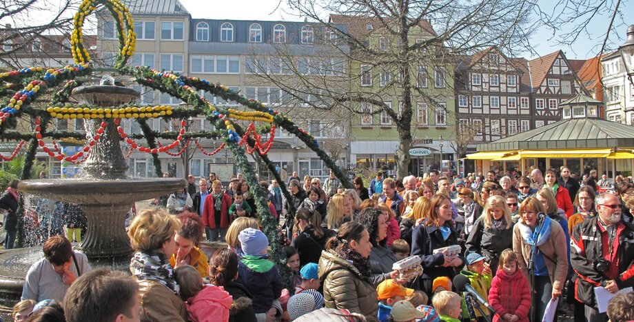 Fröhliches Familienfest: Der Peiner Osterbrunnen erstrahlt in buntem Schmuck!